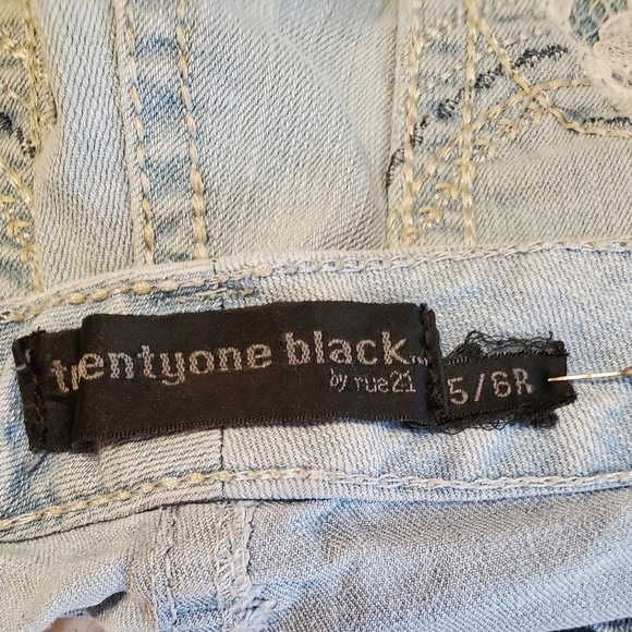 Rue 21 distressed blue jeans 👖 - Picture 4 of 5
